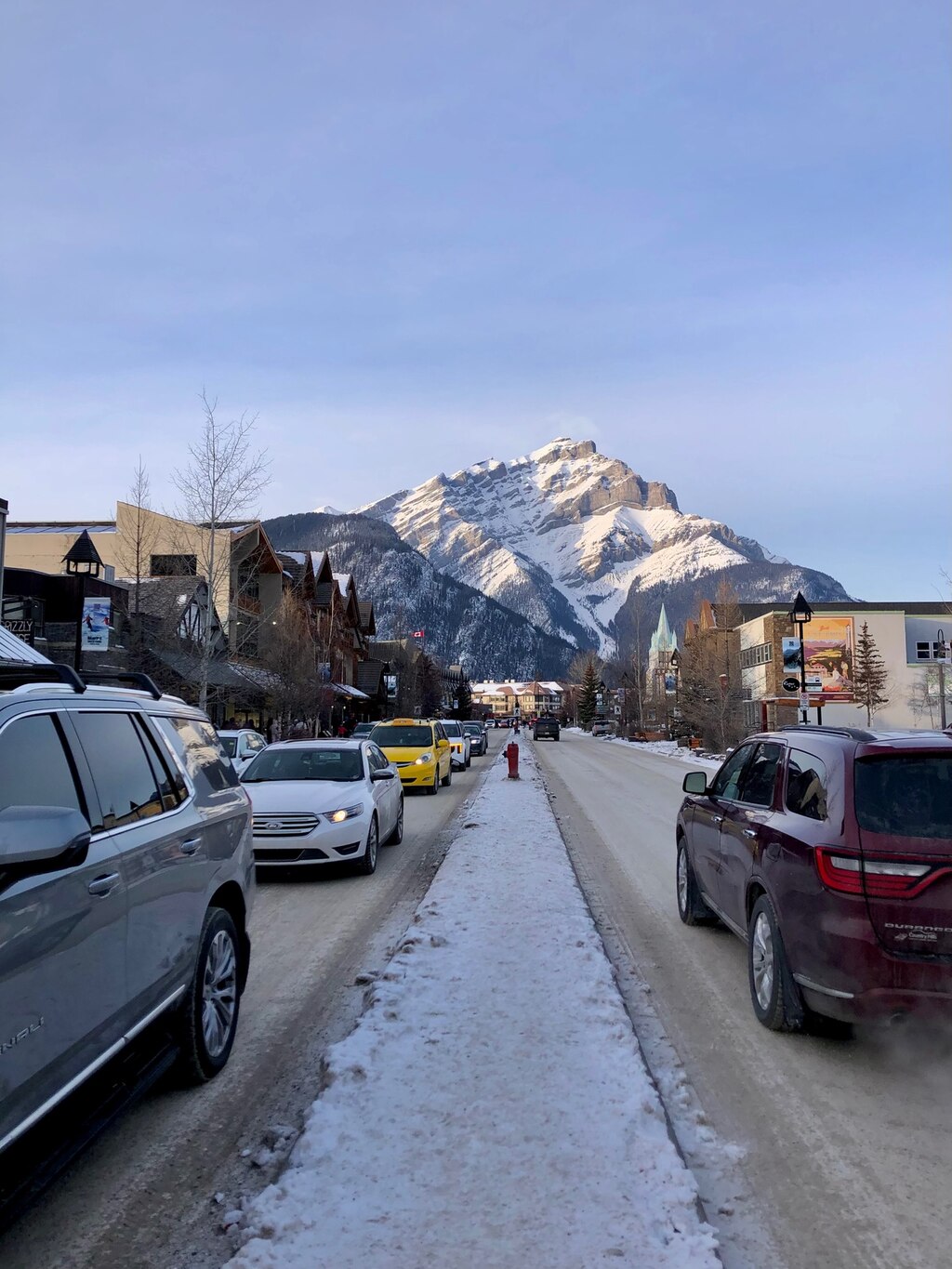 하얗게 덮인 로키산맥 풍경에 매일 감탄