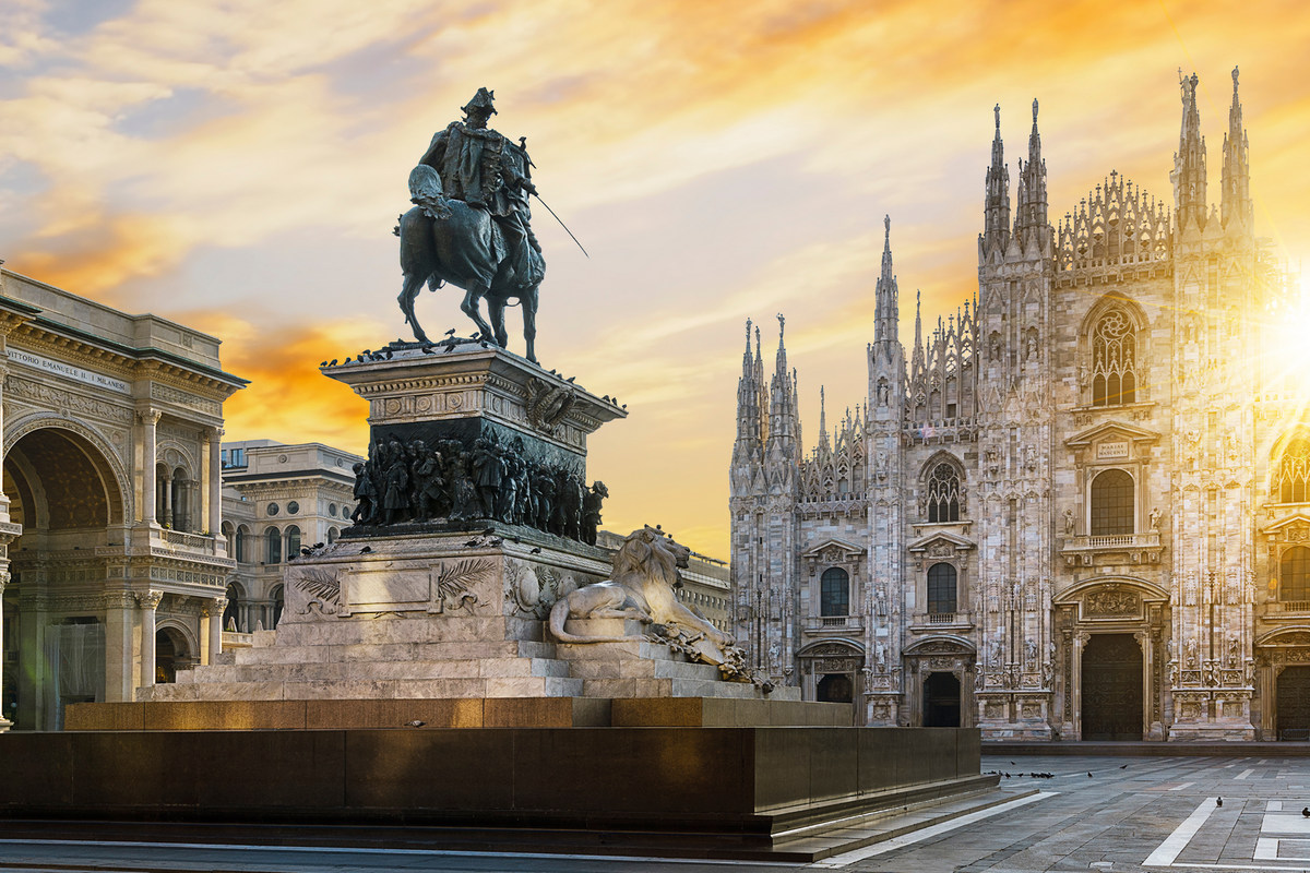 떠오르는-태양과-이탈리아-밀라노의-두오모-성당을-향해-말을-타고-달려가는-비토리오-에마누엘레-2세의-동상
